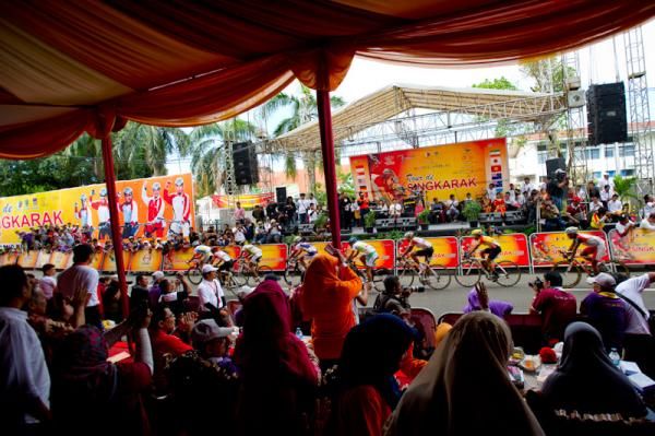 The stage 7 presentations took place in front of the government office of Padang