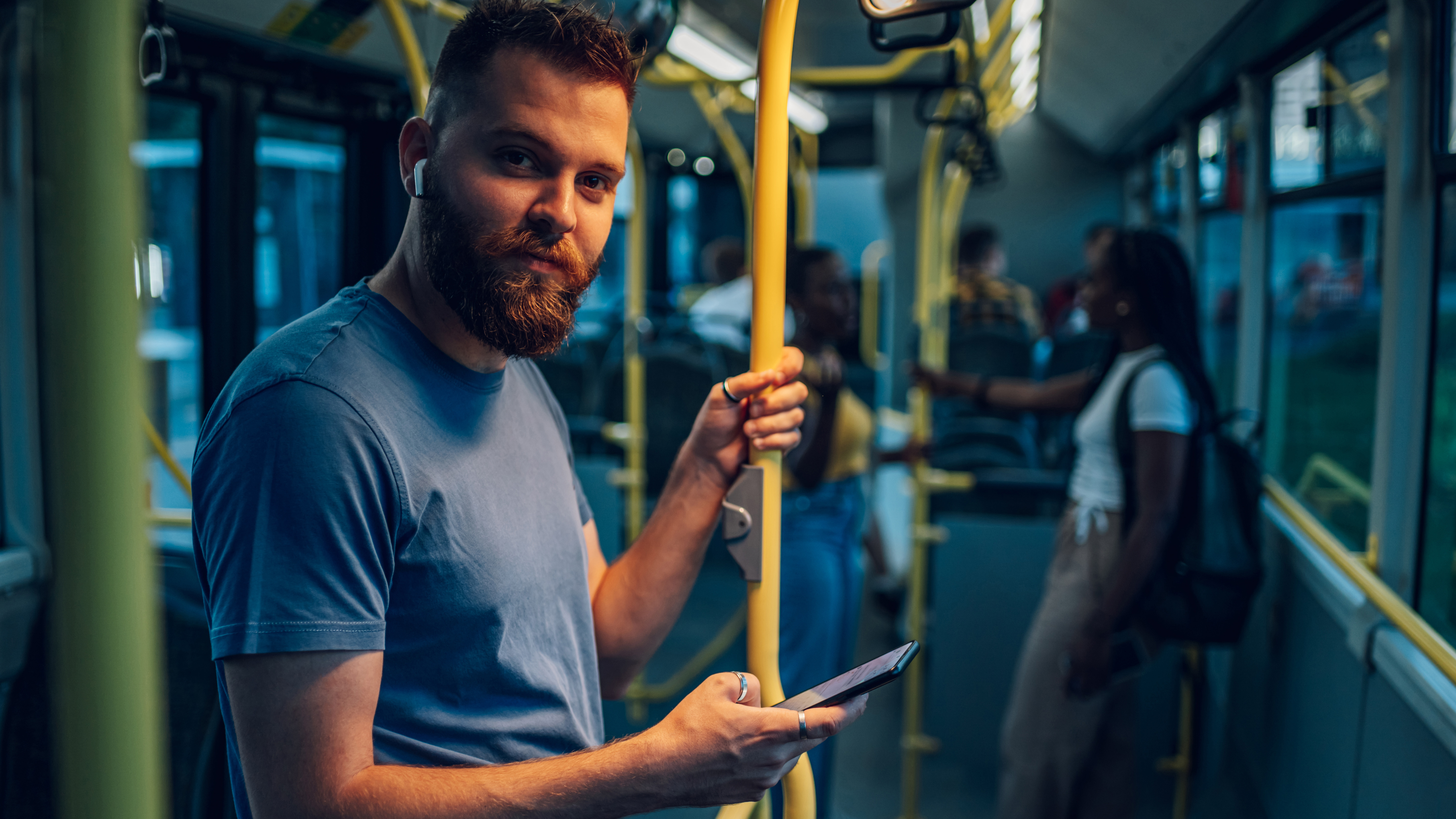 mann på buss med airpods