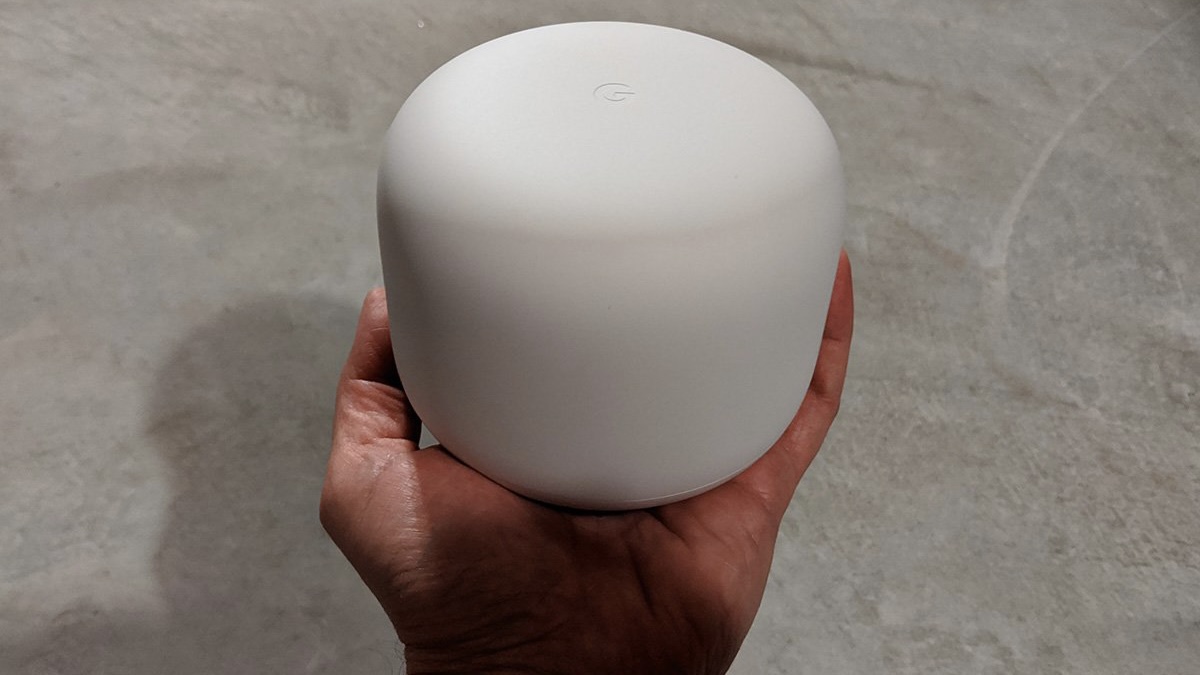 Enrutador Nest Wifi sostenido en una mano