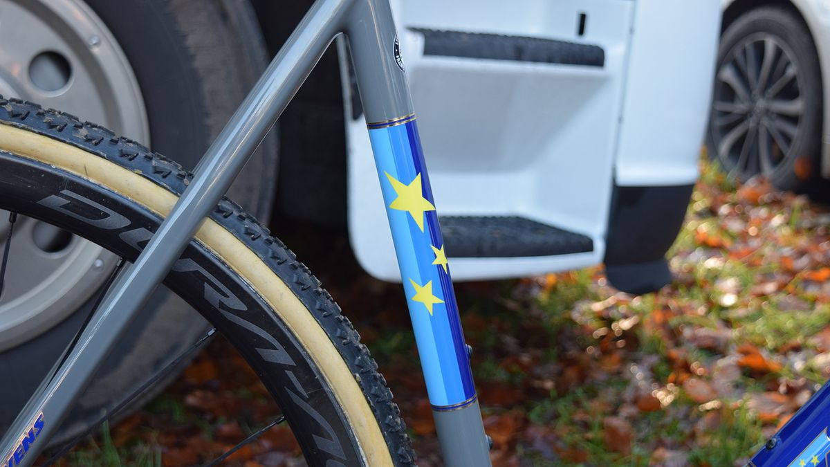 Sections on the seat tube and down tube are painted in the European colours.