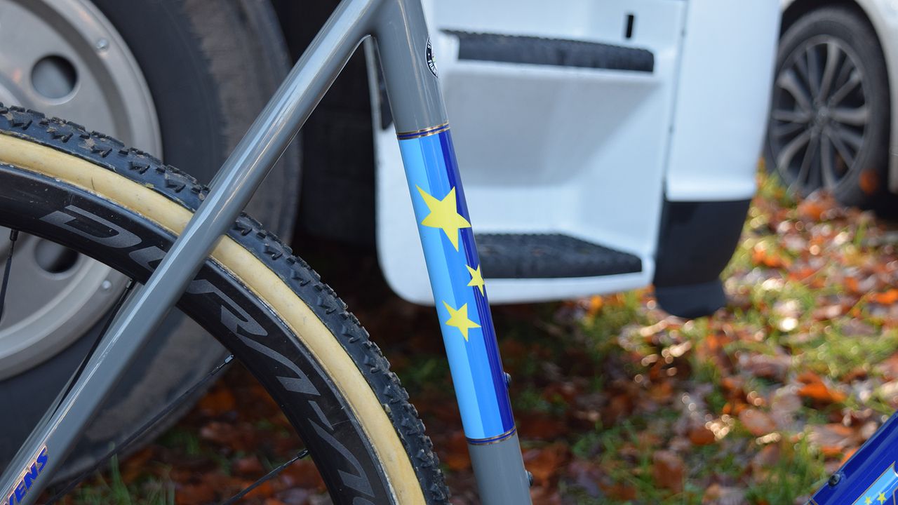 Sections on the seat tube and down tube are painted in the European colours.