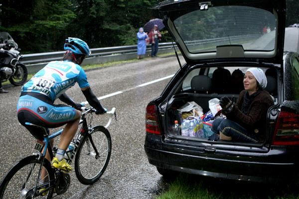 Linus Gerdemann thinks about stopping for a snack.