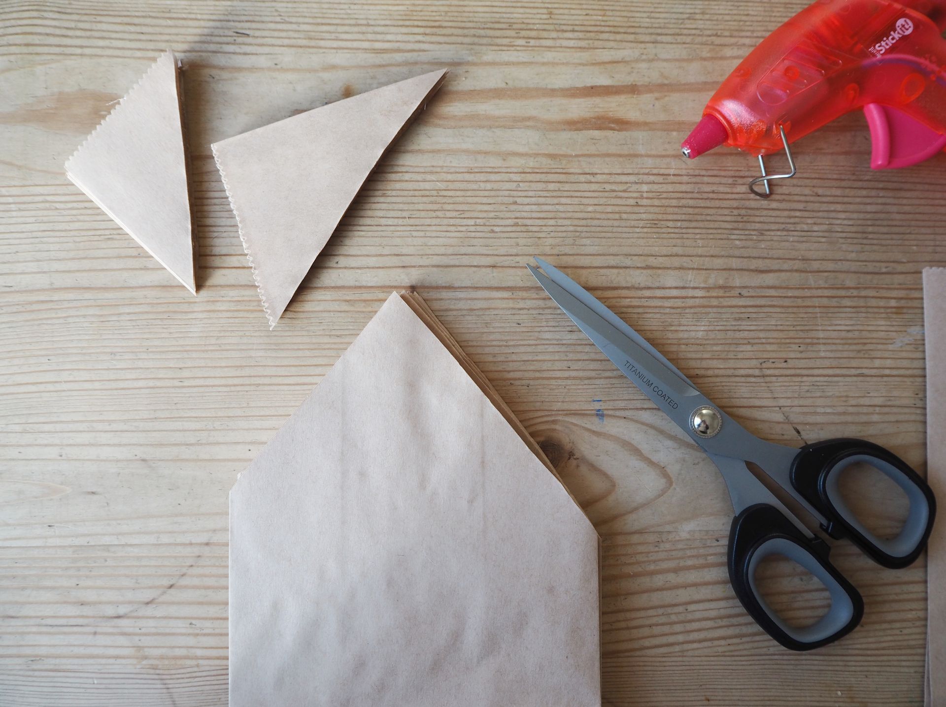 paper bag dekorasi diy, tas coklat dengan sudut terpotong