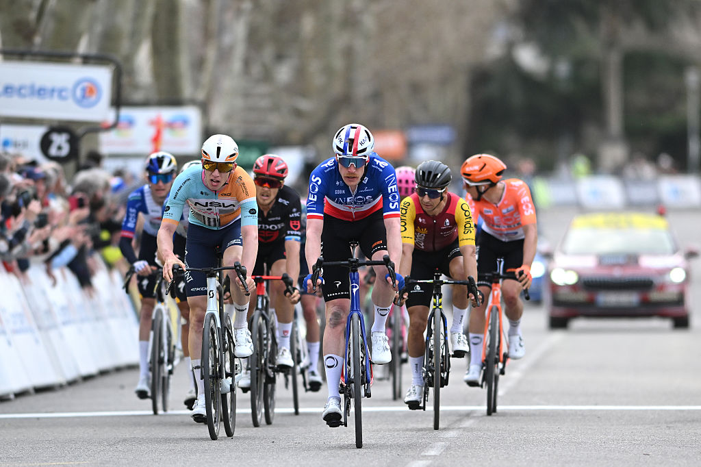 APT, FRANCIA - 13 DE MARZO: (LR) Lewis Askey de Gran Bretaña y el equipo NSN Cycling y Dorian Godon de Francia y el equipo INEOS Grenadiers cruzan la línea de meta durante la 84ª París-Niza 2026, etapa 6, una etapa de 179,3 km desde Barbentane hasta Apt 234m / #UCIWT / el 13 de marzo de 2026 en Apt, Francia. (Foto de Szymon Gruchalski/Getty Images)