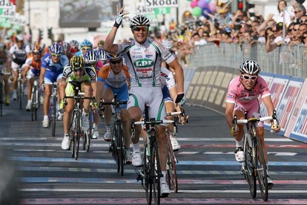 Alessandro Petacchi ( LPR Brakes - Farnese Vini) bests Giro leader Mark Cavendish in Trieste.