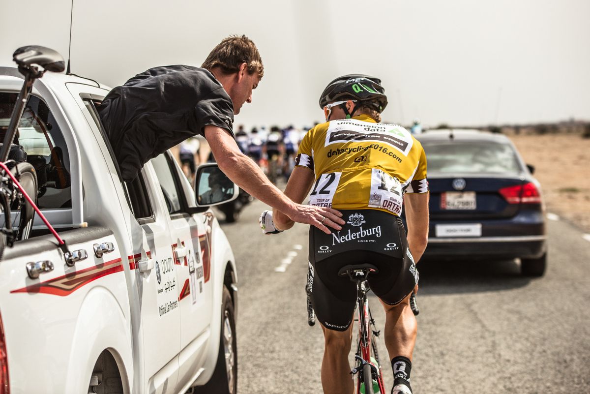 Edvald Boasson Hagen (Data Dimension) talks with the team