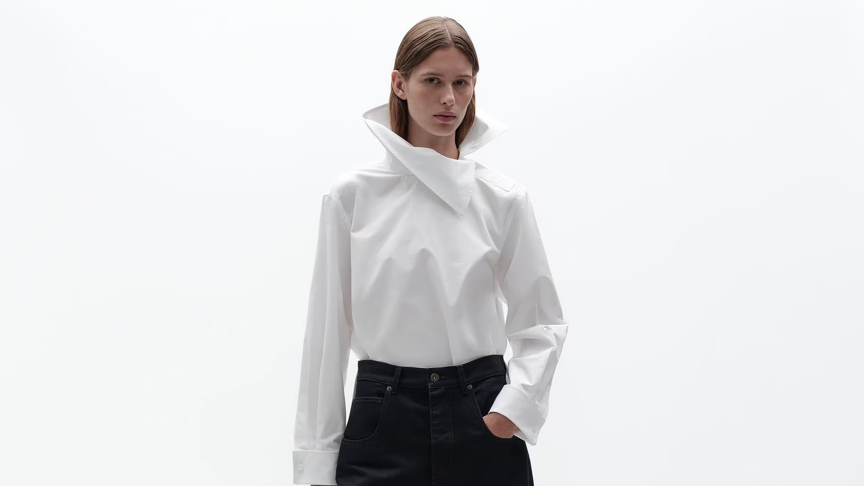 Bottega Veneta jeans and a chic blouse 
