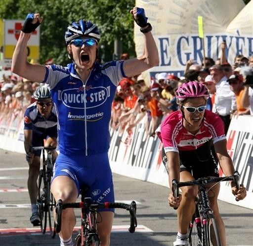 Nick Nuyens (Quick.Step-Innergetic) gets the better of Linus Gerdemann (T-Mobile) and J&ouml;rg Jaksche (W&uuml;rth) to take the third stage.