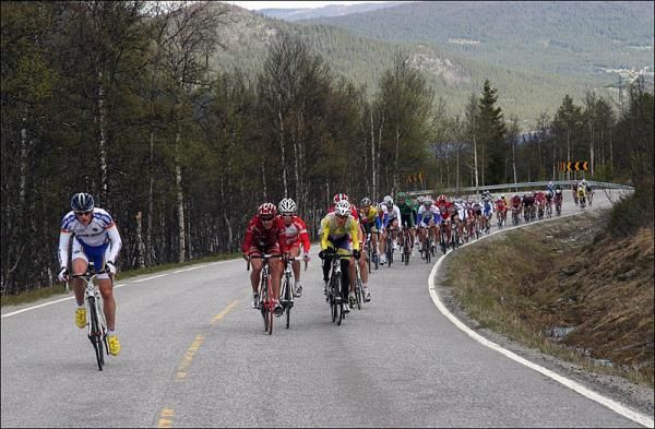 The peloton tries to keep the break in check.
