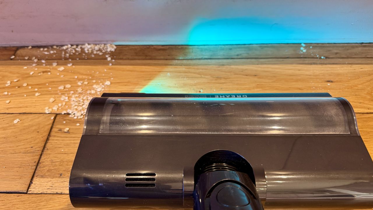 The edge of a room after cleaning with the Dreame V20 Pro vacuum
