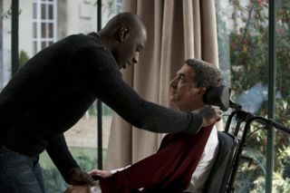 Beste franske filmer: De urørlige, to menn snakker sammen, den ene sitter i rullestol.