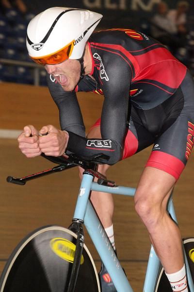 Daniel Harm fights for the Silver Medal in the Men's Pursuit Final