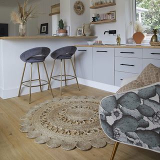 Kitchen with stool seating and round jute rug