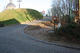 One last steep ramp takes you over the Kapelmuur.