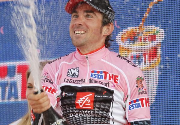David Arrayo (Caisse d'Epargne) celebrates taking the maglia rosa