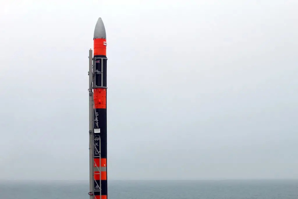 zwart-witte raket met mist en zee erachter