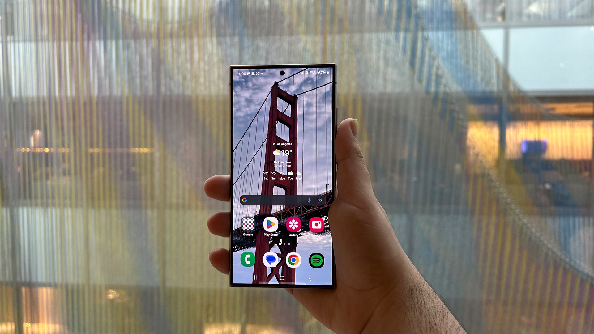 Samsung Galaxy S24 Ultra tenu en portrait avec un pont à l'écran