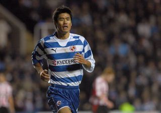 Seol Ki-hyeon playing for Reading against Sheffield United, 2007