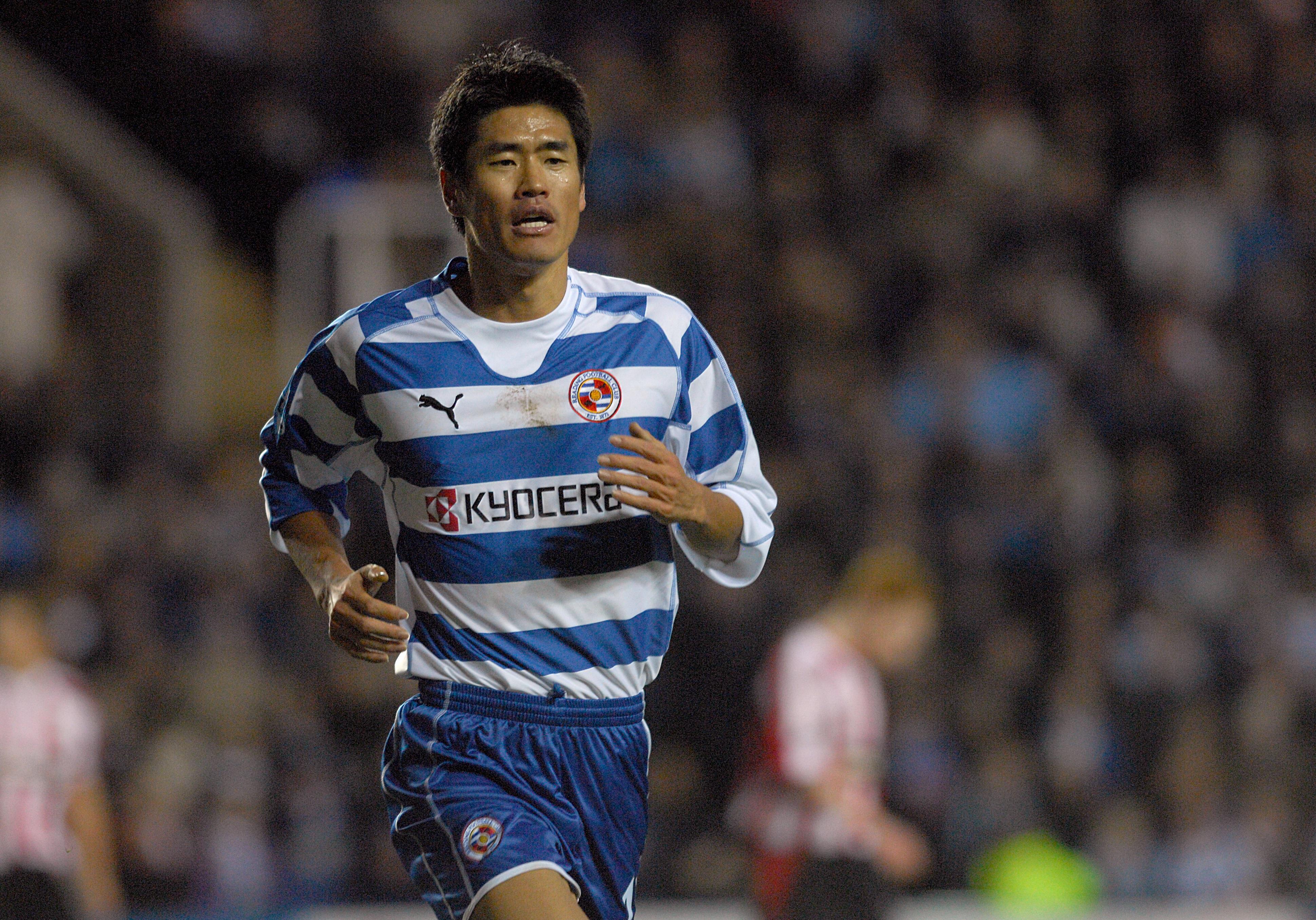 Seol Ki-hyeon playing for Reading against Sheffield United, 2007