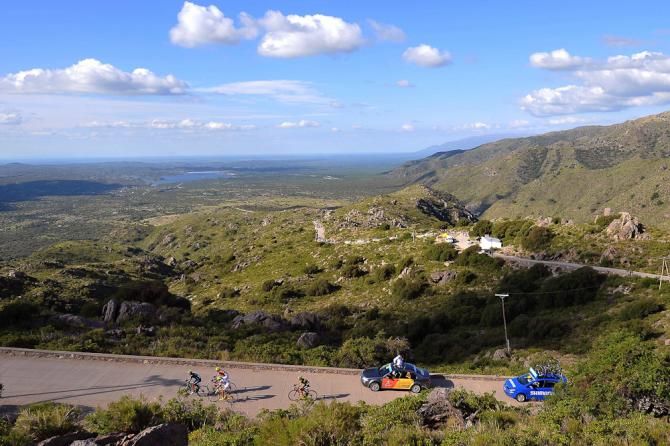 The leaders climb Alto de al Amago.