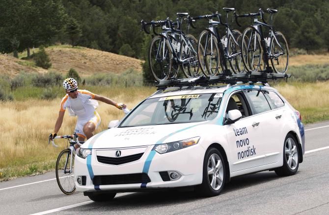 Martijn Verschoor (Novo Nordisk) drops back to the team car