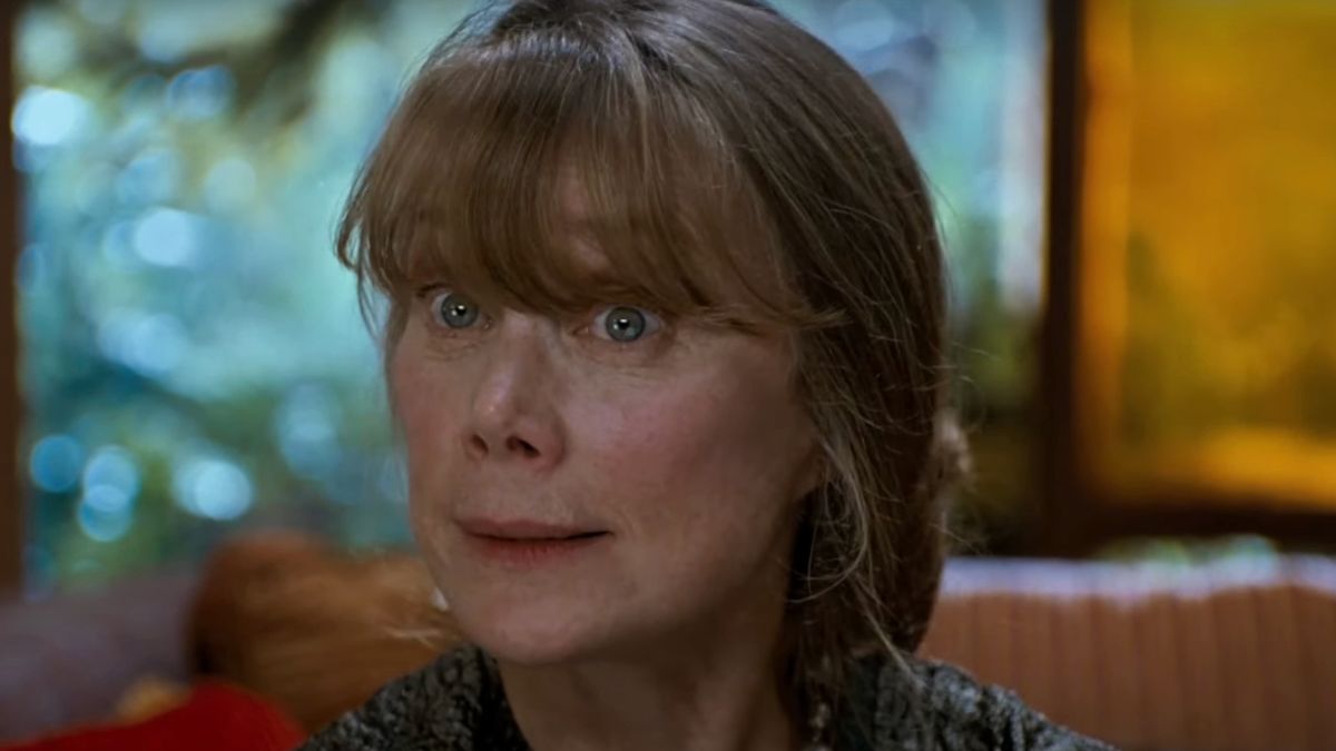 Sissy Spacek sitting in her living room in Four Christmases.