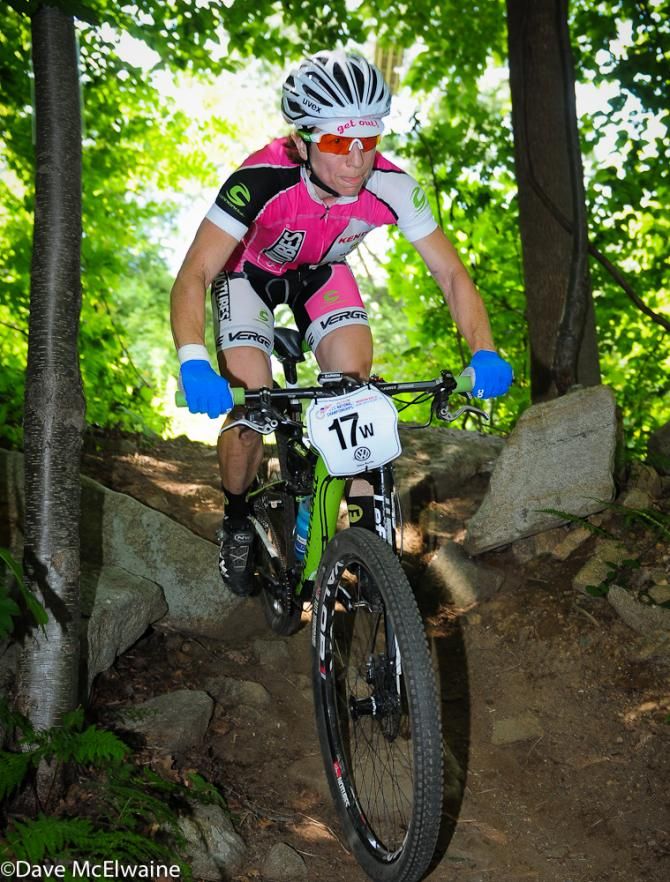 Nina Baum (Stans NoTubes) on a very steep descent