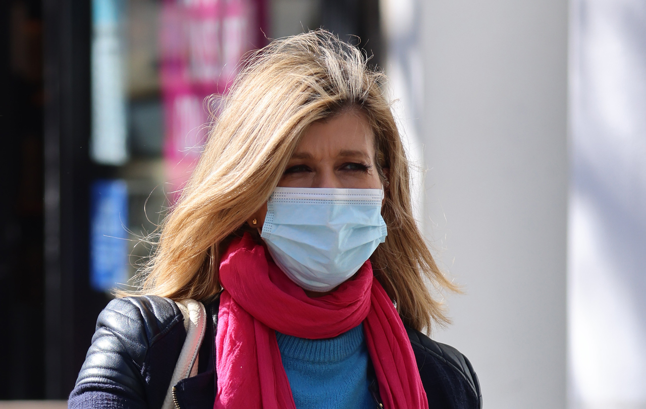 Kate Garraway wearing a face mask