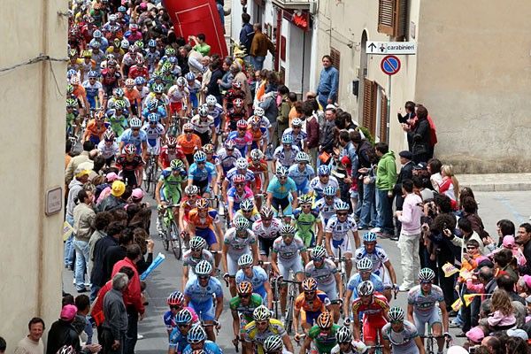 The peloton in mid-race.