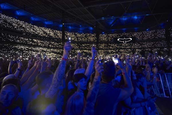 The crowd at the Taylor Hawkins concert