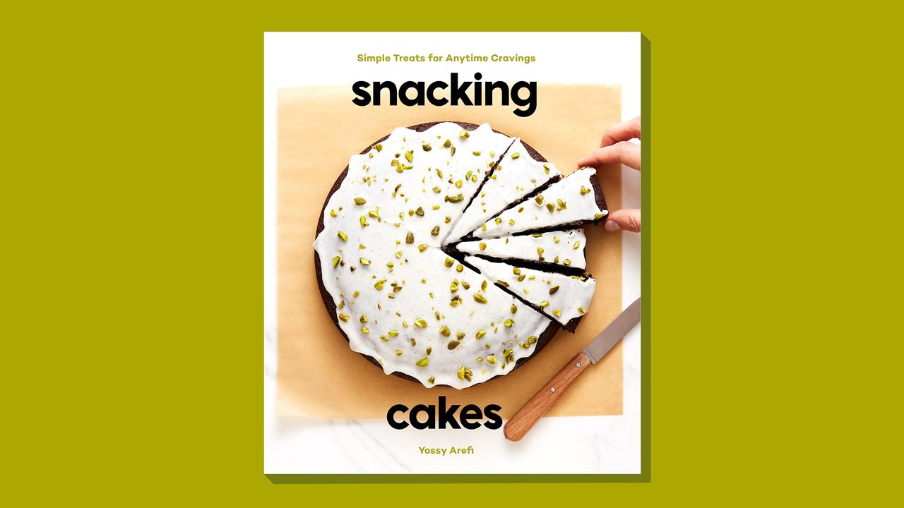 Book cover of &#039;Snacking Cakes&#039; by Yossy Arefi