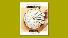 Book cover of 'Snacking Cakes' by Yossy Arefi