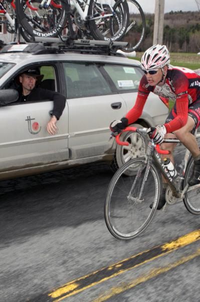 Aaron Kemps (Fly V Australia) has a chat with team director Ed Beamon.