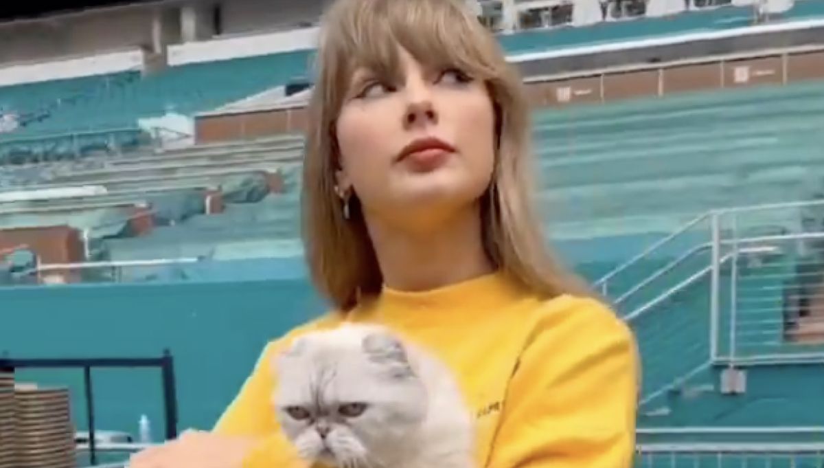 Taylor Swift taquine son retour à Miami avec un sweat-shirt jaune et la tendance denim la plus confortable de l'automne