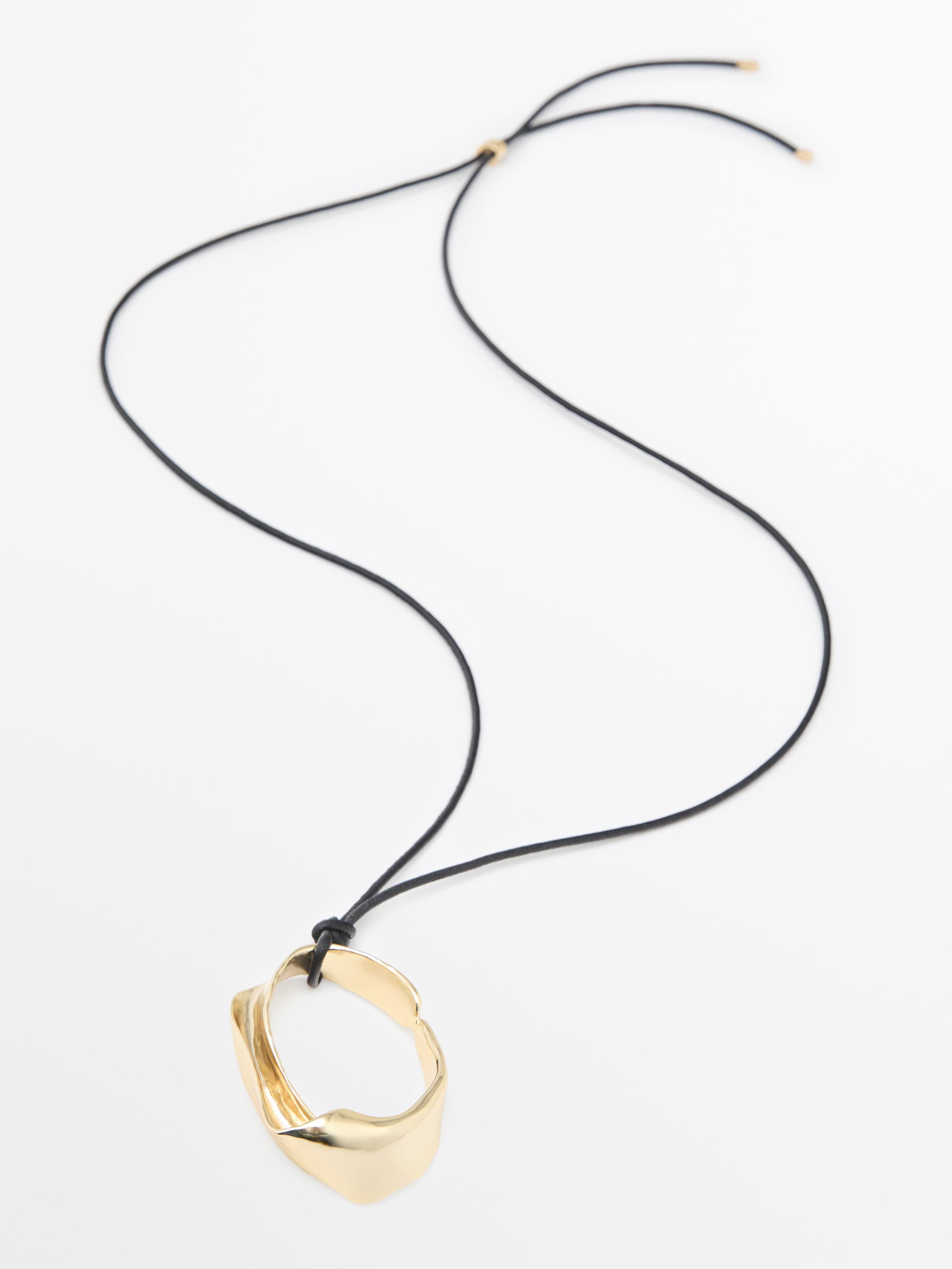 Halskette mit Anhänger in Goldfarbe