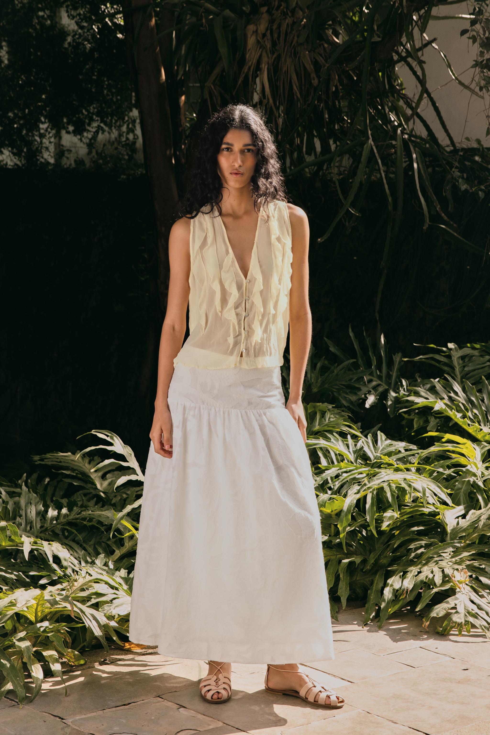 Textured mid-skirt skirt