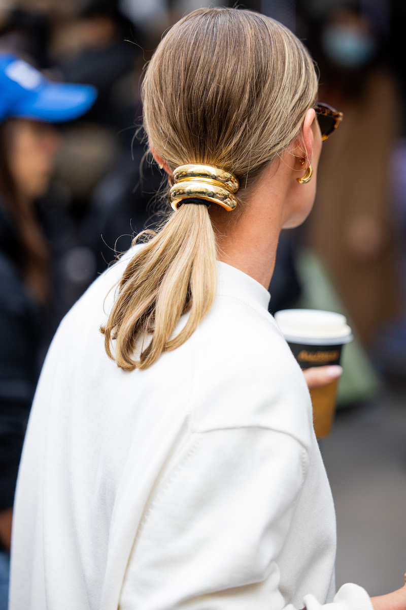 Woman with blonde ponytail wearing gold ponytail hair clip