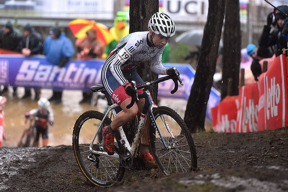 Evie Richards (Great-Britain) rides the mud