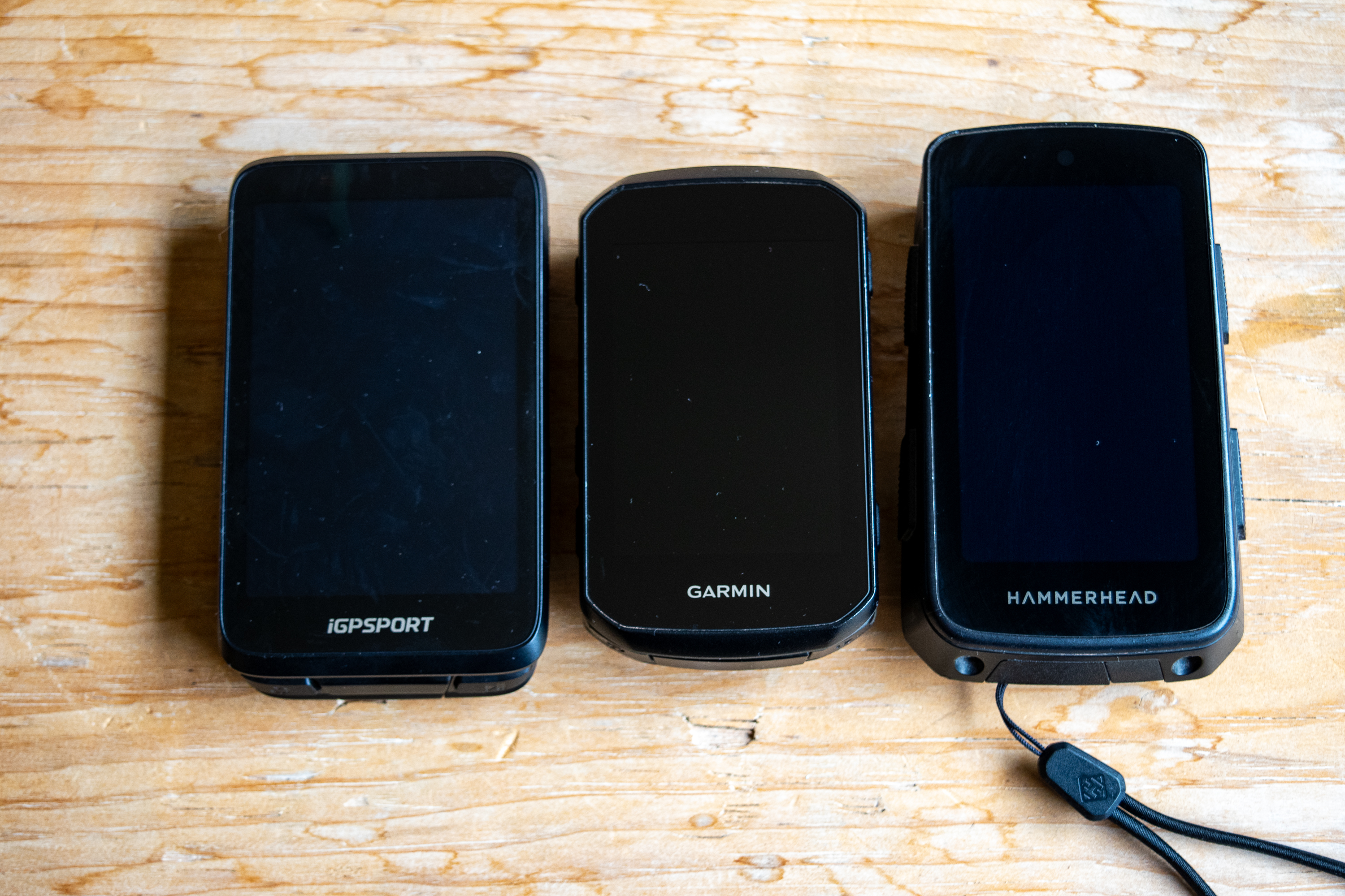 A Garmin Edge 550 computer on a wooden table
