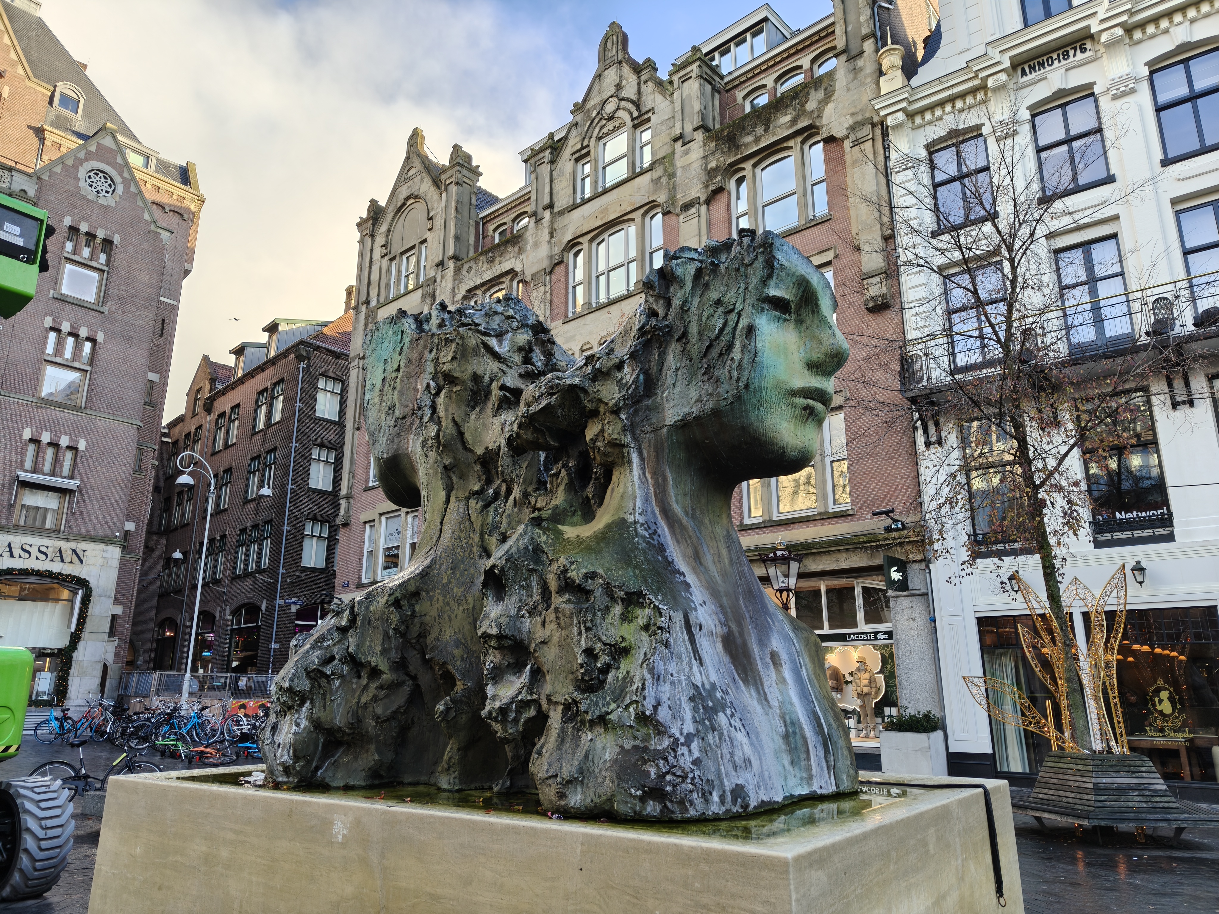 Oppo Find X8 camera sample Amsterdam sculpture