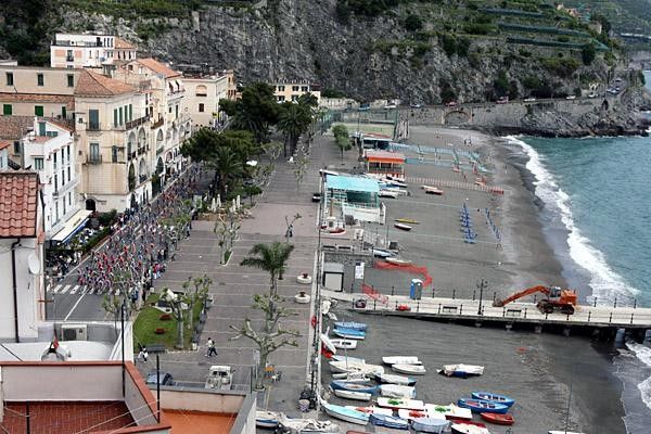The peloton passes by a marina