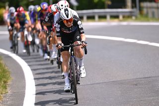 Giro d'Italia Women stage 8 LIVE: A favourites' group leads on the upper slopes of the Colle delle Finestre where th race will finish after an avalanche