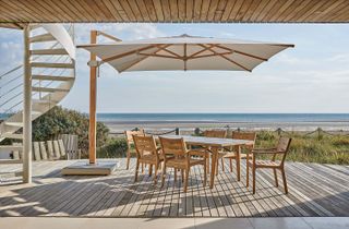 tips for choosing outdoor furniture: barlow tyrie teak table and chairs with parasol