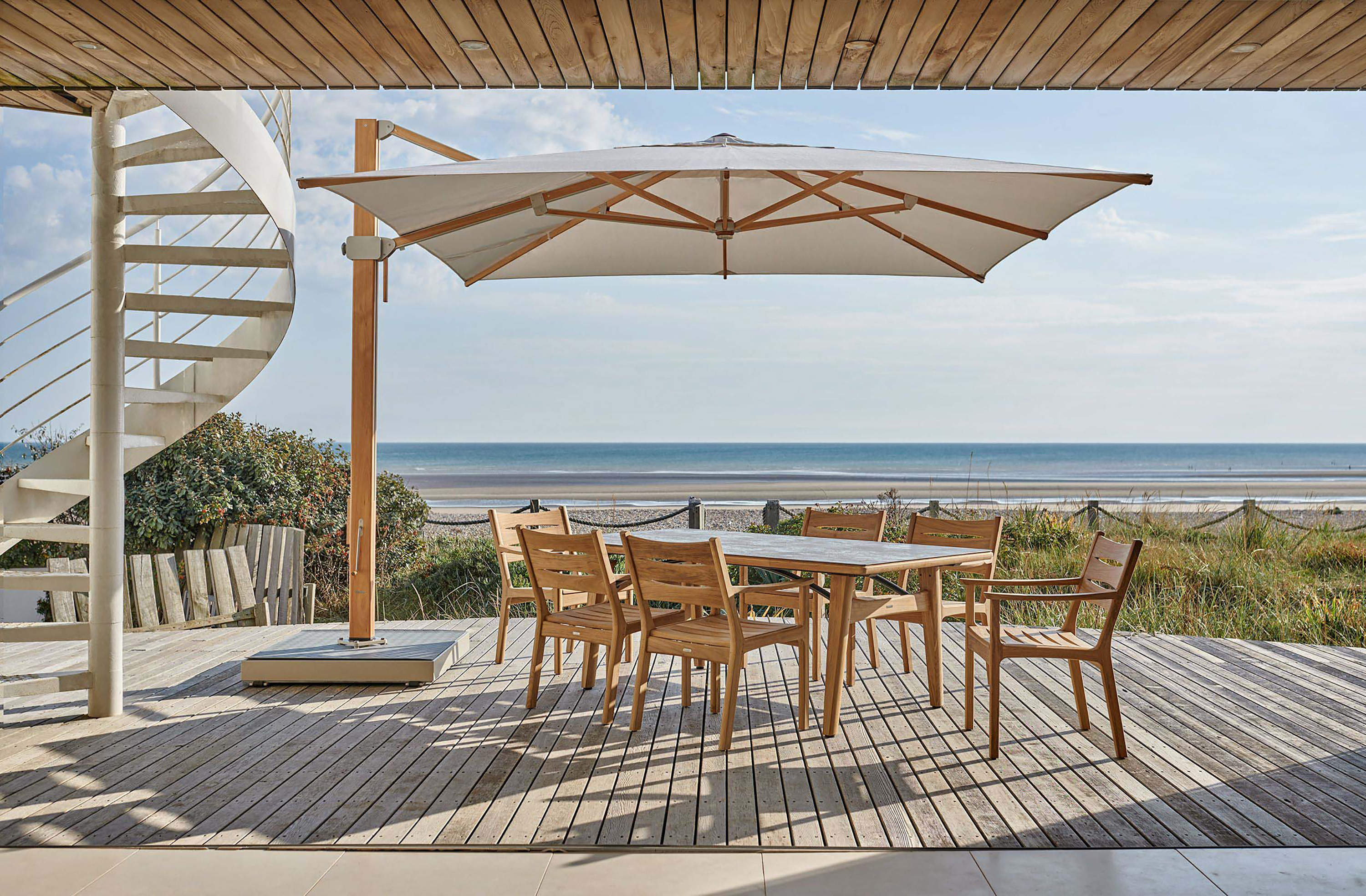 tips for choosing outdoor furniture: barlow tyrie teak table and chairs with parasol