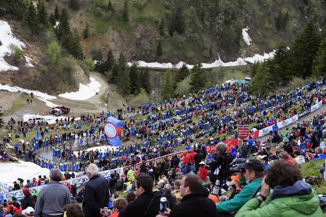 Lines of guards keep the crowds back on the top of the Zoncolan
