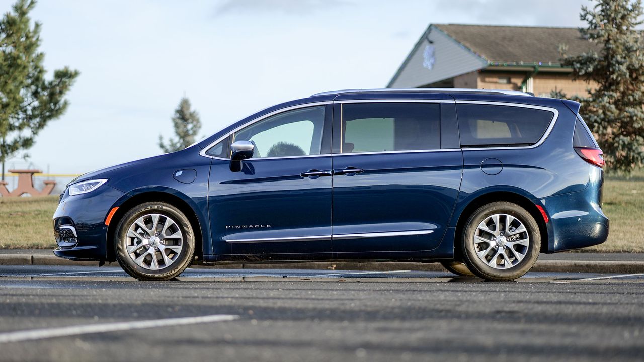 2024 Chrysler Pacifica Hybrid Pinnacle review.