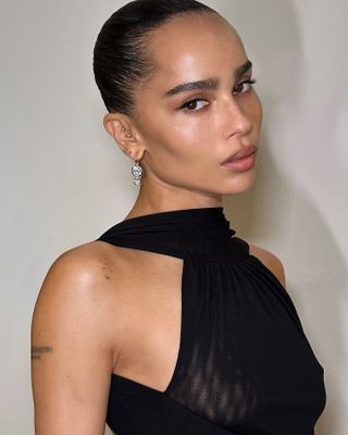 Zoe Kravitz mit einem nach hinten gekämmten Dutt