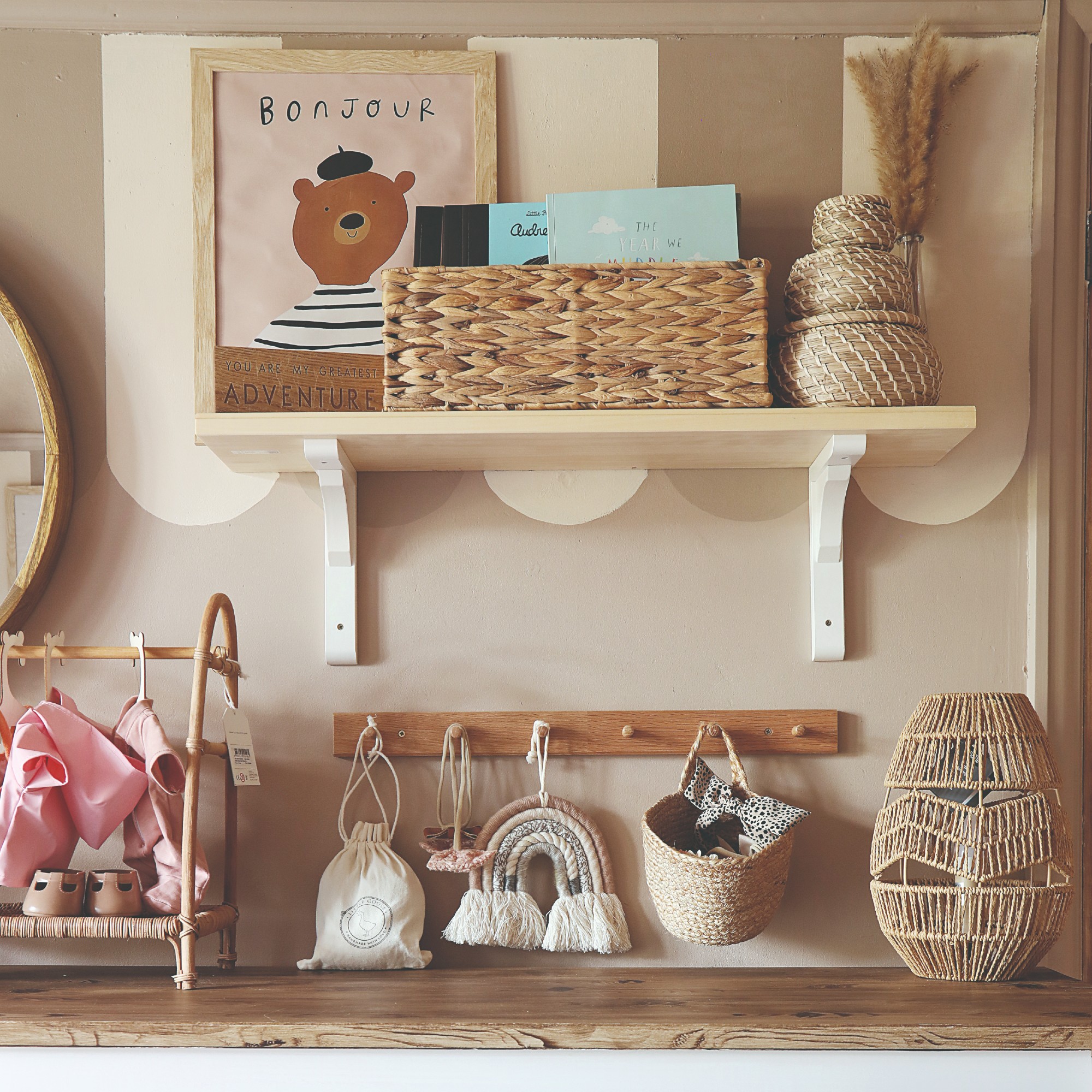 Storage in a neutral nursery with storage baskets