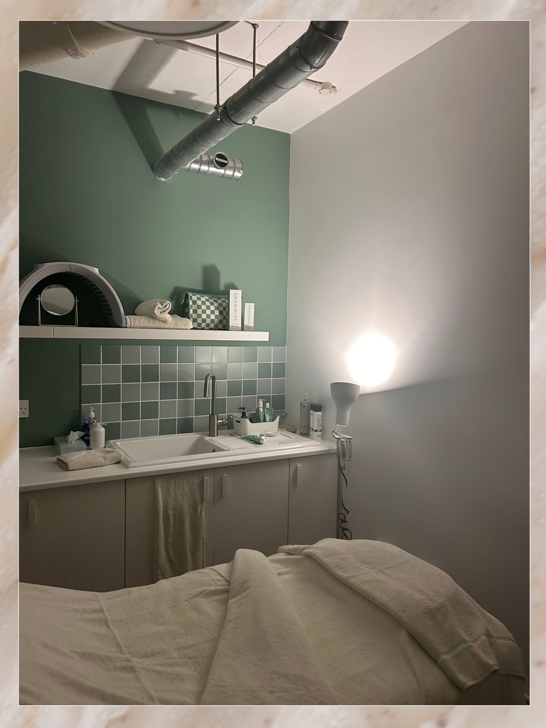 The Skinworks treatment room and treatmend bed