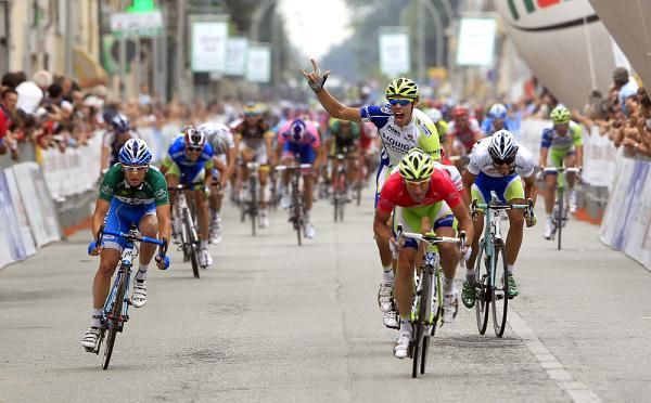 Heads down in the sprint to the line.
